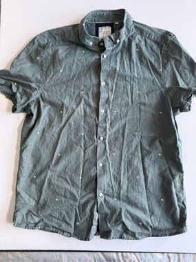 Larsson & Co Short-Sleeve Button-Down Shirt in Sage Green with Micro Embroidery